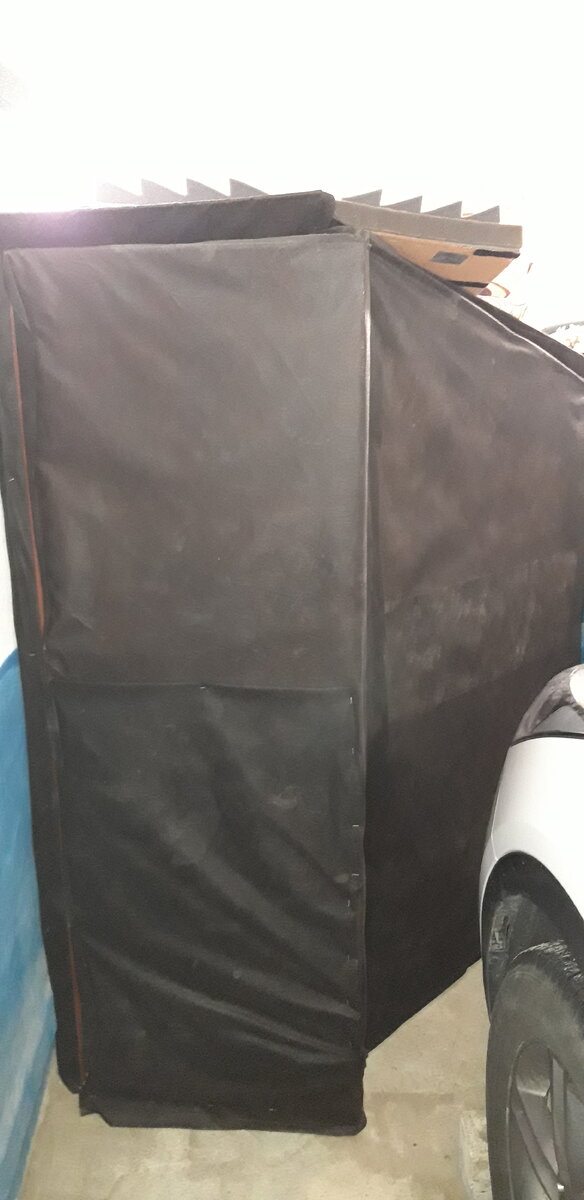 Общий вид вокальной кабины в гараже