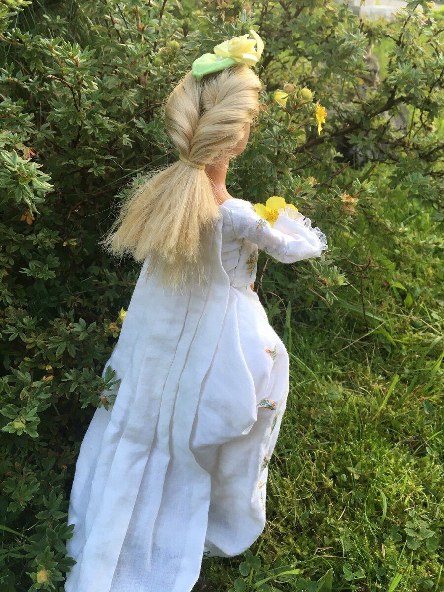 Смотрит на котиков