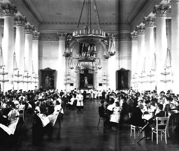 Свидание воспитанниц Мариинского училища с родственниками.