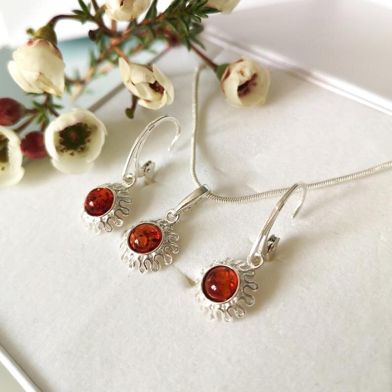 Замечательное колье ручной работы из серебра и натурального янтаря порадует женщину.