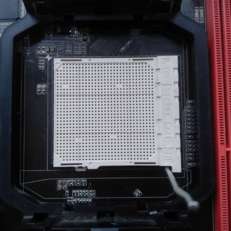 AMD.  Поднятый рычаг (треугольный ключ слева сверху).