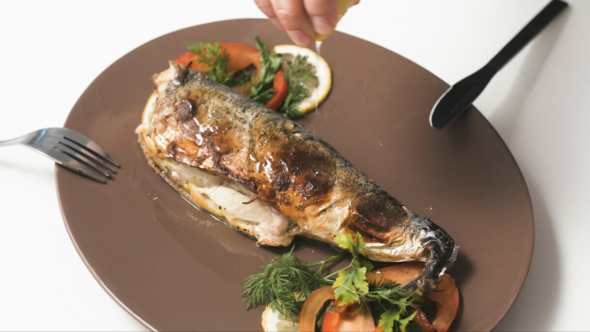 Скумбрия, запеченная в духовке– вкусное и  полезное блюдо, которое готовится быстро и легко. Фольга сохраняет весь сок, образующийся при запекании, так что запеченная скумбрия получается особенно сочной, а лук и лимонный сок придают замечательный аромат и обогащают вкус рыбы.