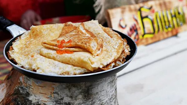 Блины с икрой. © РИА Новости / Екатерина Чеснокова 