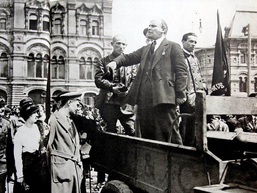 Ленин на броневике.