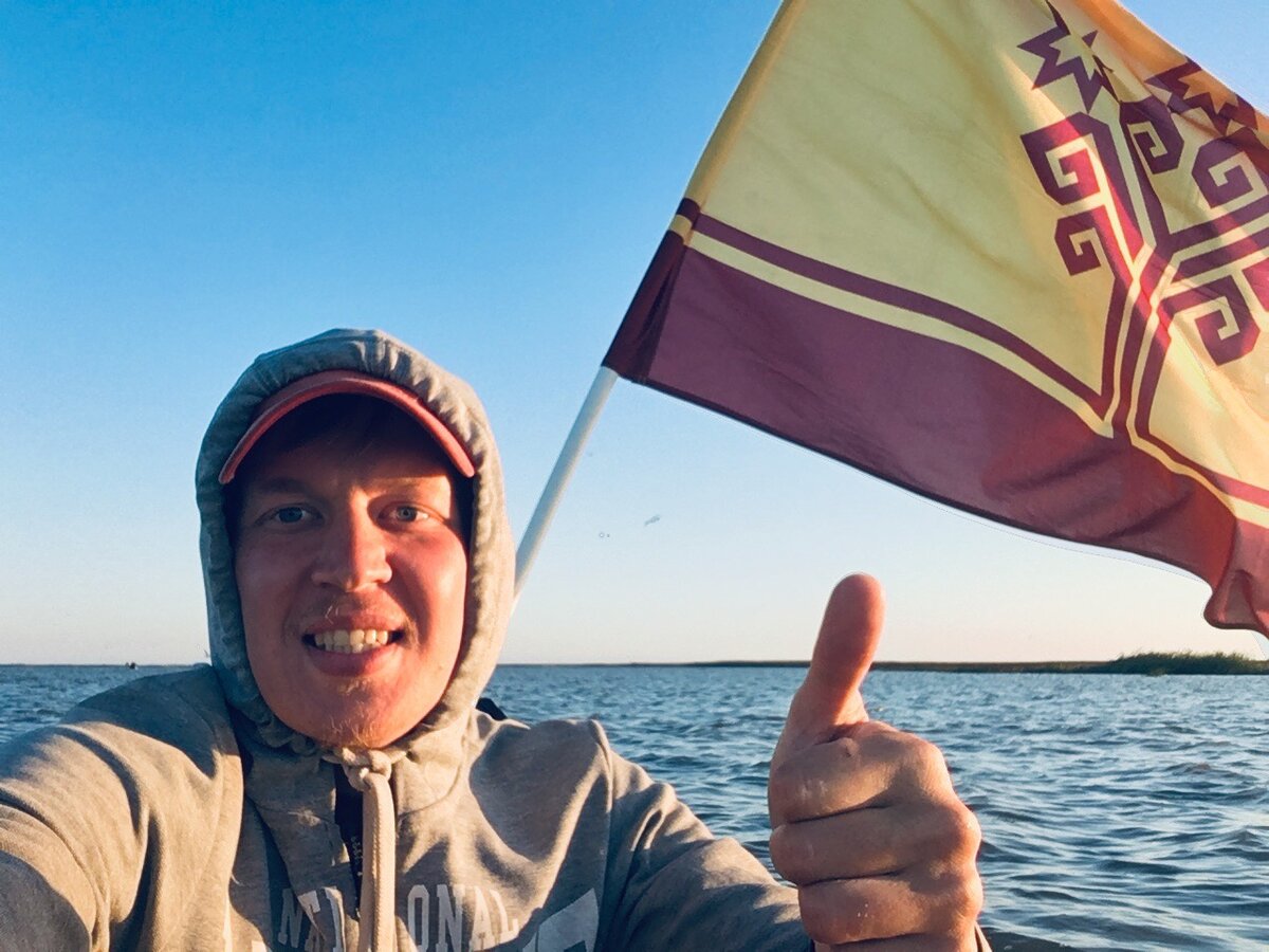 Автор данных строк с флагом Чувашской республики на месте впадения Волги в Каспийское море (рядом с дер. Вышка). Фото автора 