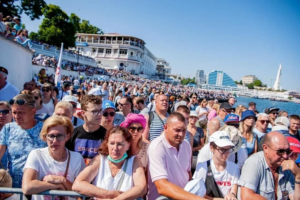 Населена севастополь. Праздник день ВМФ В Севастополе. Посетители дня ВМФ В Севастополе. День ВМФ 2012 год парад кораблей Севастополь. 1939 - Первое празднование дня ВМФ В Севастополе.