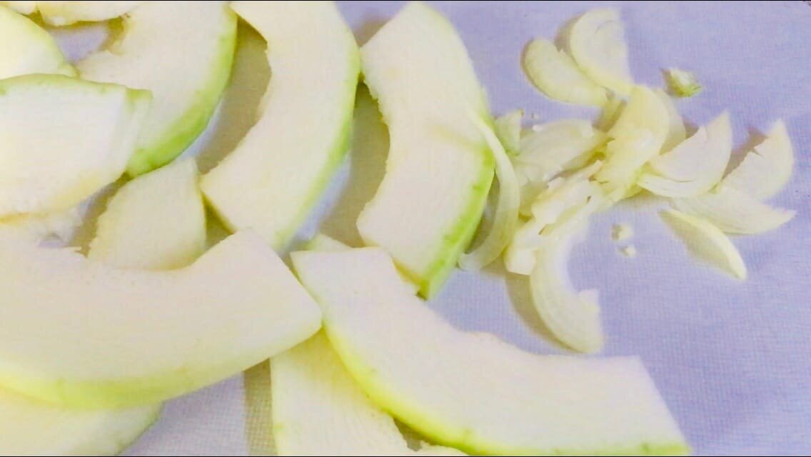 Кабачок и лук.