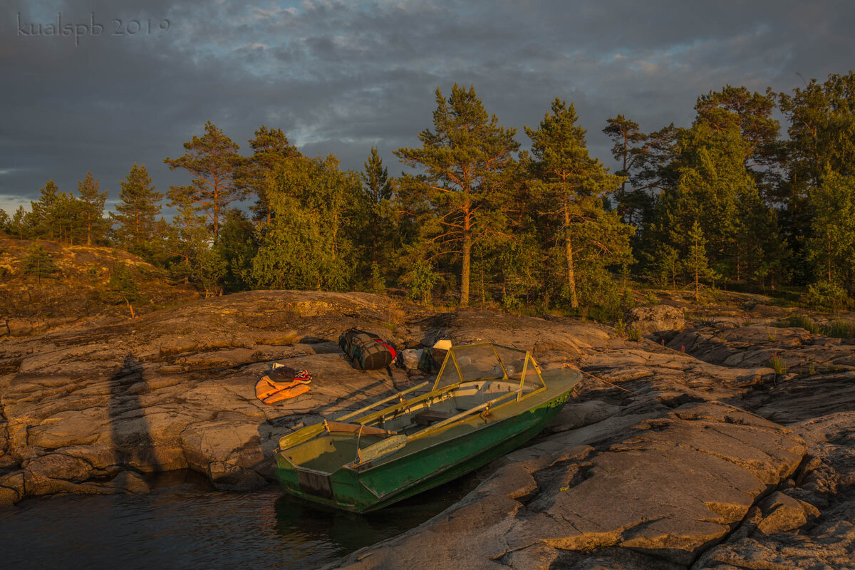 -- Приплыли на остров. С него вдалеке (на другом берегу острова за соснами) виден остров Валаам.