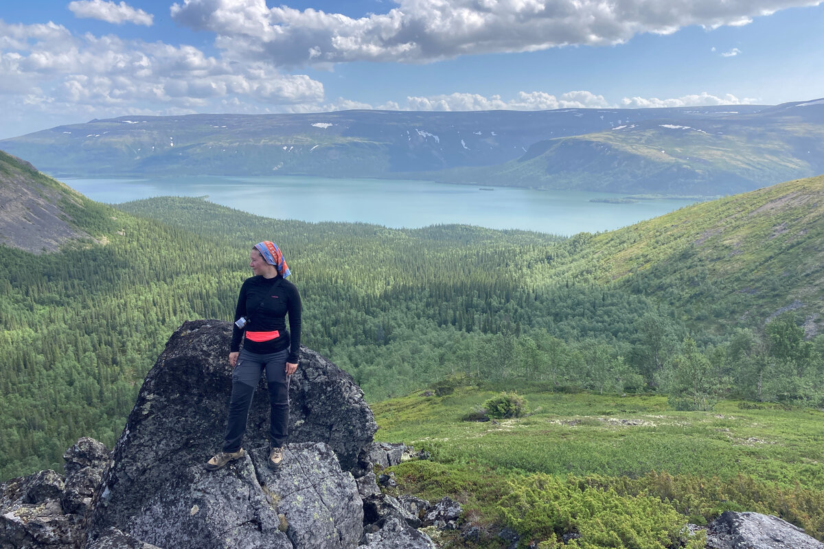 Виды, открывшиеся нам с первого привала на высоте ~350 метров >>