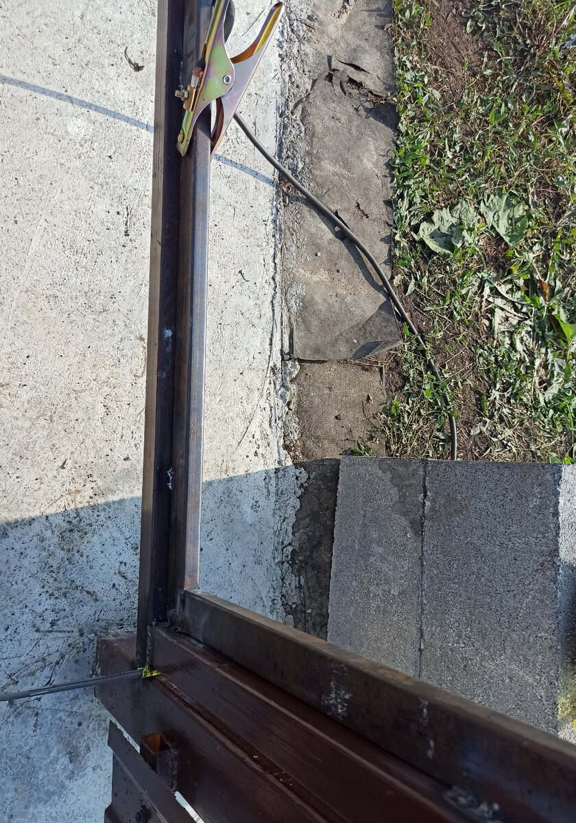 Внутреннюю рамку сместил к краю. Т.к. с внешней стороны в рамку будет устанавливаться профнастил. 