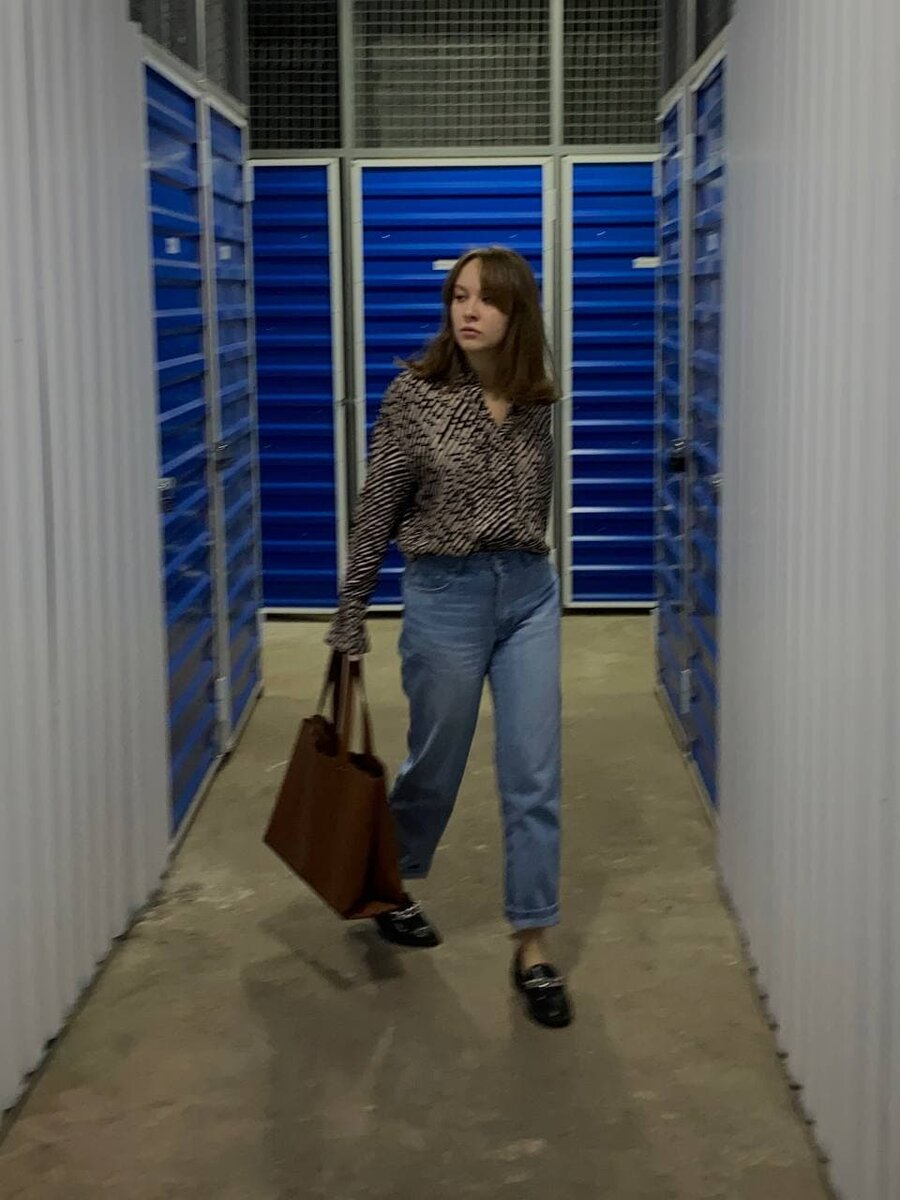 Образ с лоферами и прямыми джинсами