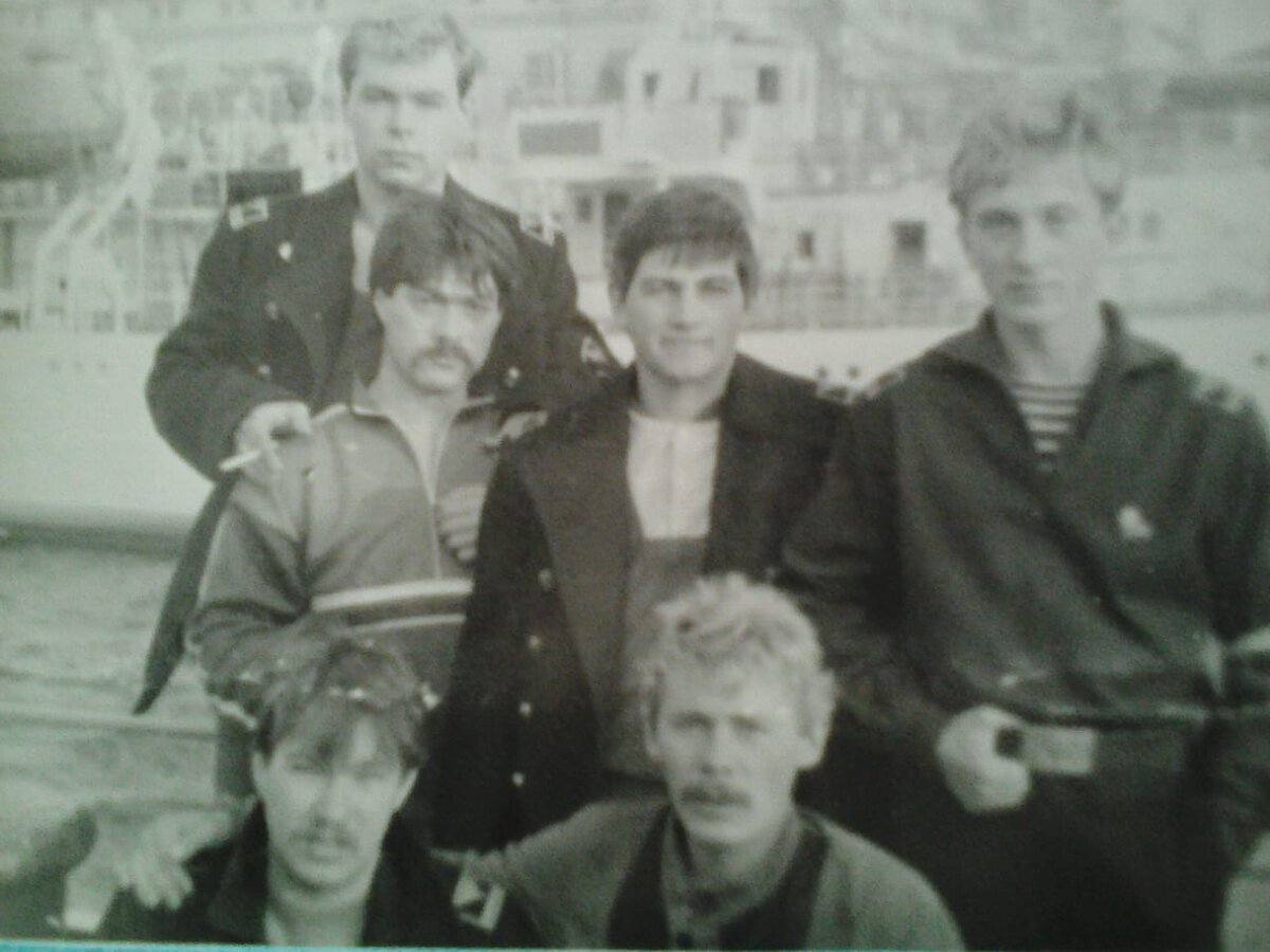 Сверху вниз и слева направо: Козловский, Камаев, Жданов, Долинин, Повелица, Щипонников на штурманской практике.