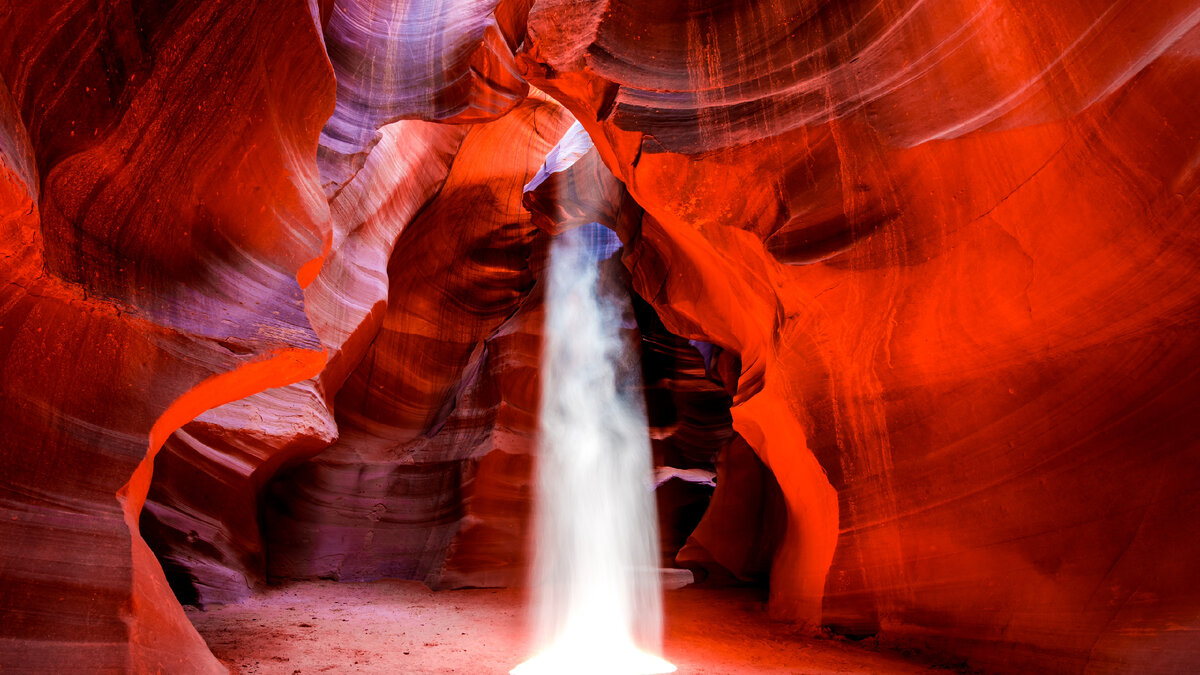 Внутри каньона Антилопа в яркий солнечный день