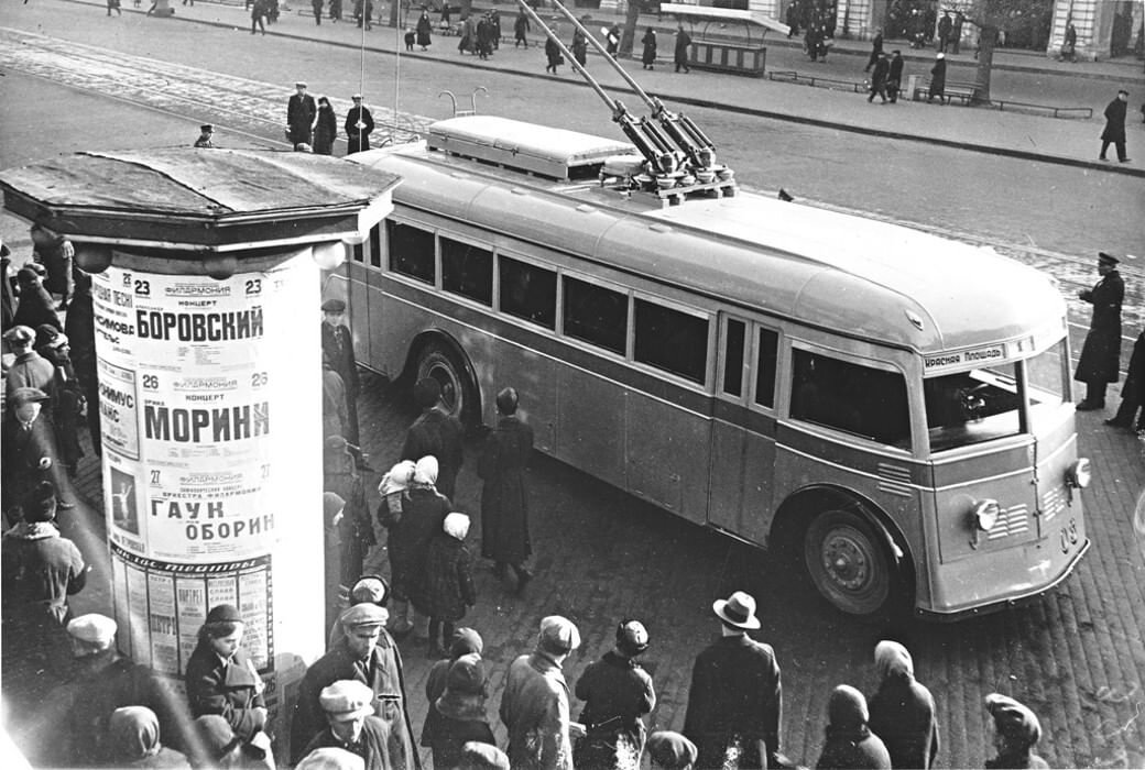 Троллейбус ЯТБ-1 на проспекте 25 Октября (Невский проспект). Ленинград.1936 г. Автор: В. Г. Федосеев. Источник https://b1.culture.ru/c/606888.jpg.
