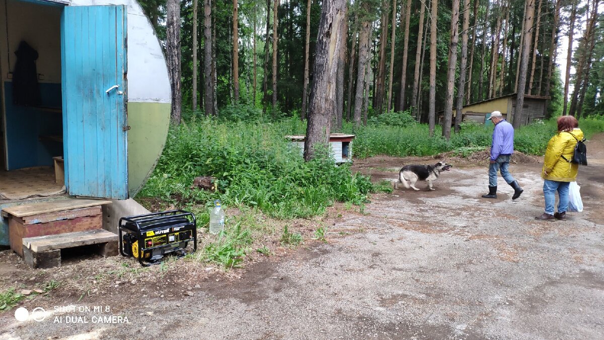 Леонид   работает  у  нас  с  первых дней .  Кроме вагончиков  и пары  будок  ничего не  было ещё  на территории 