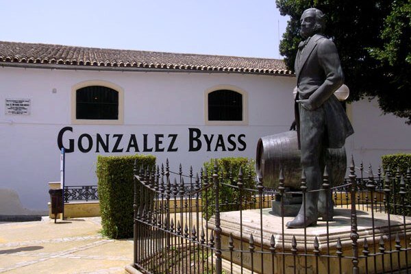Бодега Gonzalez Byass. Листайте галерею.