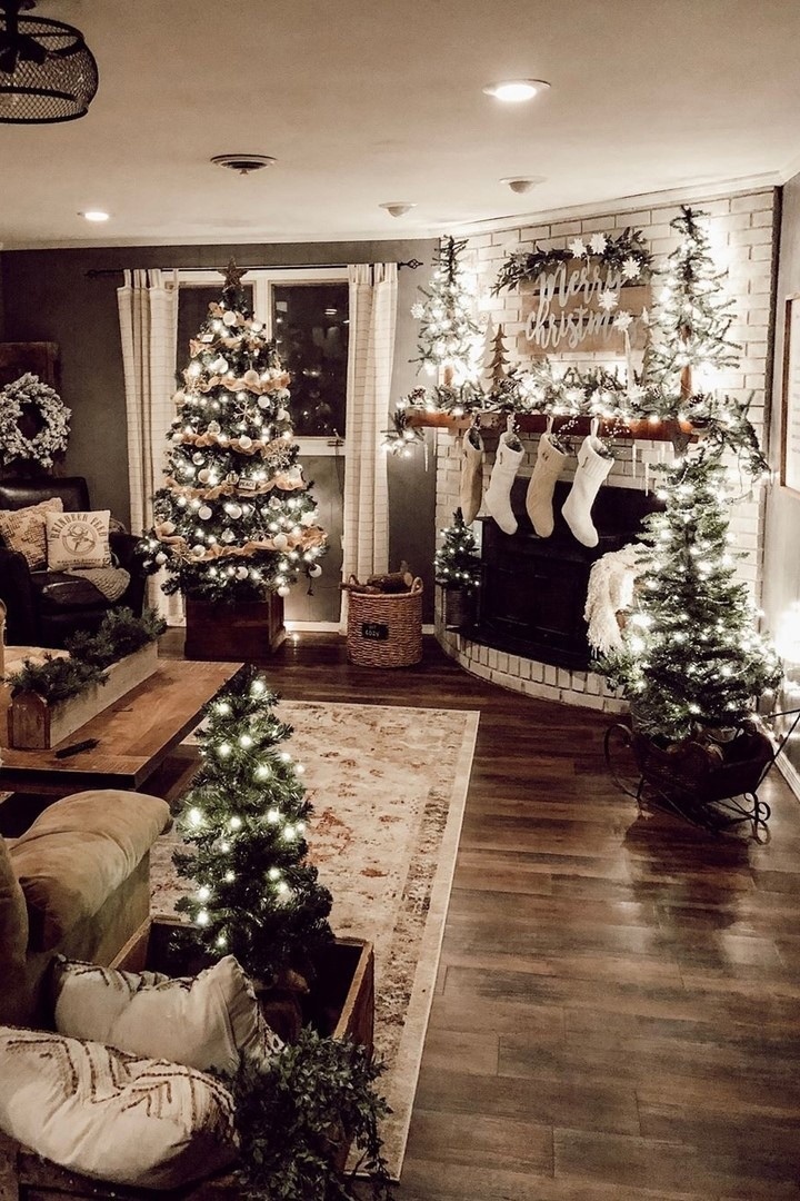  Каникулы − долгожданная перезагрузка. Никаких срочных презентаций, докладов и уроков целых 10 дней! Но чем же заняться, когда привычные занятия стали скучными и надоели? Открывай наш список и выбирай дело на любой вкус.

✏Выспитесь и отдохните. Конечно, это пассивный отдых на 1-2 дня, но тоже полезный. Он поможет перезарядить уставший за суматошный декабрь мозг. Ты славно поработал и имеешь право «потюленить».

✏Читайте интересные книги. Каникулы - достаточное время, за которое можно прочесть целую книгу. Если у вас есть такая в списке, не поленись её скачать или купить в магазине. И для детей, и взрослых сейчас очень хорошо подойдут книги с рождественской атмосферой.

✏Займитесь любимым хобби. Кто-то любит готовить, кто-то — вышивать, а кто-то днями напролёт пропадает в гараже, совершенствуя любимый автомобиль. Новогодние каникулы — замечательное время, которое можно потратить исключительно на любимые занятия, так что не отказывайте себе в этом.

✏Напишите родственникам или друзьям настоящее бумажное письмо. Опишите, как у вас дела, что произошло интересного, чем вы занимались на каникулах, какие планы удалось реализовать, а какие пока нет. Можно вложить семейную фотографию! Намекните, что хотели бы получить ответ, и опустите письмо в настоящий почтовый ящик.

✏Признайтесь честно, как давно вы разбирали фотографии, которые хранятся в смартфонах и ноутбуках? Самое время этим заняться: выбрать лучше, удалить неудачные кадры. А из самых удачных фотографий сделайте фотокнигу, пусть воспоминания останутся яркими.

✏Сделайте скрап-альбом. Необязательно запасаться всем необходимым для скрапа. Секретные окошки и детские рисунки с фотографиями, распечатанными на домашнем принтере, часто смотрятся даже круче, чем профессиональные альбомы.

✏Сделайте кормушку для птиц — скоро пригодится! Например, из пакета из-под молока или сока, из пластиковой бутылки или настоящую, из фанеры, с крышей, чтобы птицам было удобно осенью и зимой.

✏Для пикника неподходящая погода? Устройте его прямо в гостиной! Расстелите покрывало, приготовьте вкусную еду, разлейте напитки в яркие бумажные стаканчики. Кстати, пикник может превратиться в «поход» и пижамную вечеринку: несите матрасы, одеяла или спальники — и переночуйте прямо на полу в комнате. Перед сном рассказывайте друг другу веселые (или страшные, но не очень) истории.

✏Устройте турнир по настольным играм. Самое время освоить пару новых игр и выяснить, кто у вас в семье самый азартный!

✏Устройте караоке или дискотеку. Пусть каждый составит свой собственный плейлист из любимых песен, оденется ярко и нарядно в выбранном стиле. Включайте их по очереди — и с удовольствием двигайтесь!

✏Наверняка с прошлой поездки на море у вас остались гладкие красивые камушки. Это отличный материал для творчества! Разрисуйте камни ярким акрилом, восковыми мелками или маркерами для стекла. Отлично смотрятся как узоры и разноцветные точки, так и мордочки животных или тропические рыбы. Такие камни, между прочим, отлично смотрятся в интерьере!

✏Проведите марафон любимых фильмов или сериалов. Заядлым киноманам или парам можно устроить новогодний марафон любимого кино. Приготовьте подборку фильмов или сериалов, запаситесь любимой едой и напитками и наслаждайтесь.

✏Уехать на праздники за город. Если у вас есть тёплая дача или загородный дом, можно замечательно провести один день там, а может даже больше. Устроить хоровод вокруг живой ели, приготовить еду на огне, сыграть в снежки и слепить снеговика — вот неполный список развлечений на природе. Также можно сходить в баню, запустить салют, пострелять из хлопушек и пожечь бенгальские огни. Только помните о технике безопасности.

✏Устройте театр теней. Необязательно делать теневой экран, хотя его легко смастерить из коробки и кальки или простыни. Постелите на пол плед и показывайте свою сказку на стенах или потолке. Распечатайте шаблоны, их останется наклеить на плотный картон и вырезать, прикрепить скотчем деревянные палочки (шпажки). Придумайте свою историю или возьмите известную сказку и фантазируйте, что там могло бы произойти.

✏Снимите мультфильм при помощи светового стола, лего-фигурок или пластилина. Тут вам в основном пригодятся фотоаппарат и фантазия. И штатив, который может сильно повысить качество съёмки. Заранее придумайте сценарий и творите. Главное стараться не менять фон и освещение. Облегчит создание анимационных роликов специальные приложения, например, Animating Touch для Android или Cartoon Creator для iOS. Световой стол можно сделать из пластикового контейнера и лампы, сверху положив плоскую прозрачную крышку. Необязательно рисовать на вулканическом песке или песке для шиншилл, его можно заменить манкой, используя бумажные силуэты и плоские стекляшки марблс. А процесс снимать на телефон!

