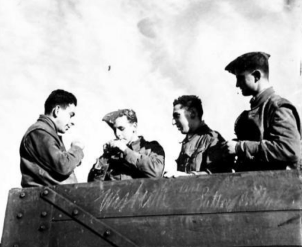 Питер Мастерс и другие члены X Troop наслаждаются отдыхом, примерно 1941 год.