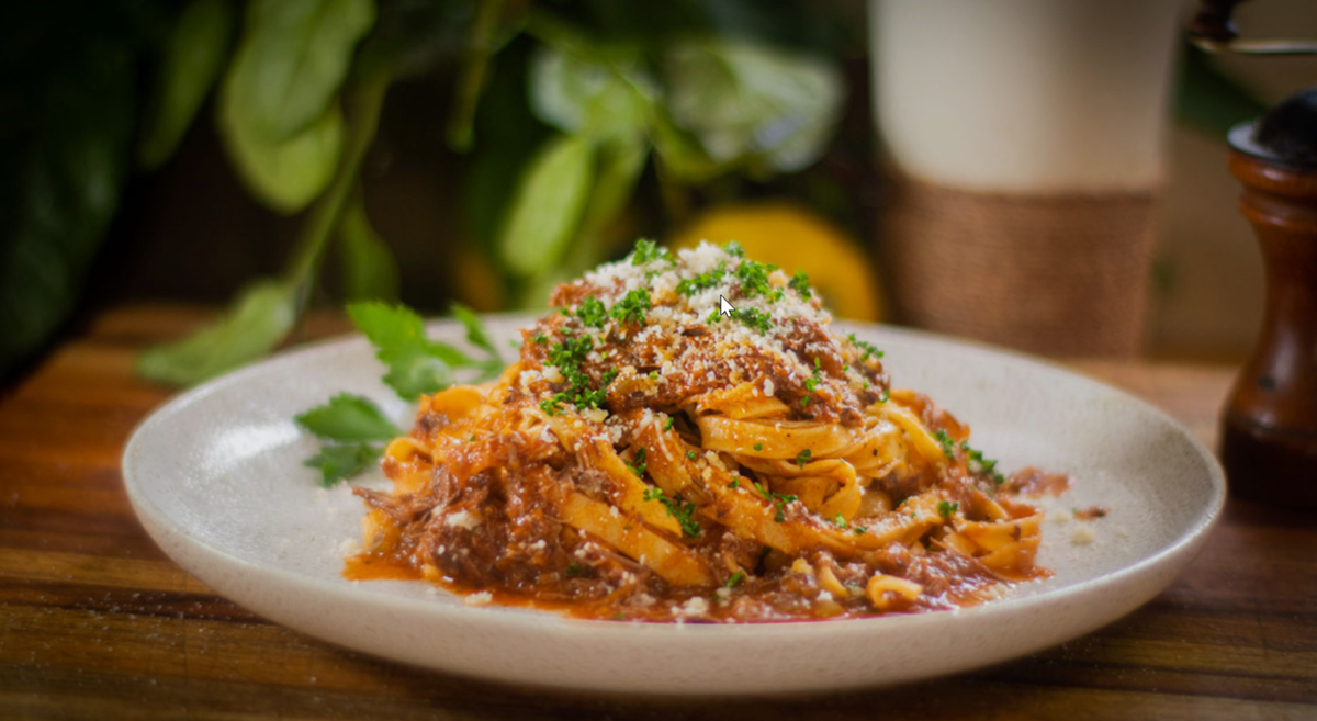 Рагу из тушеной говядины и свинины тальятелле