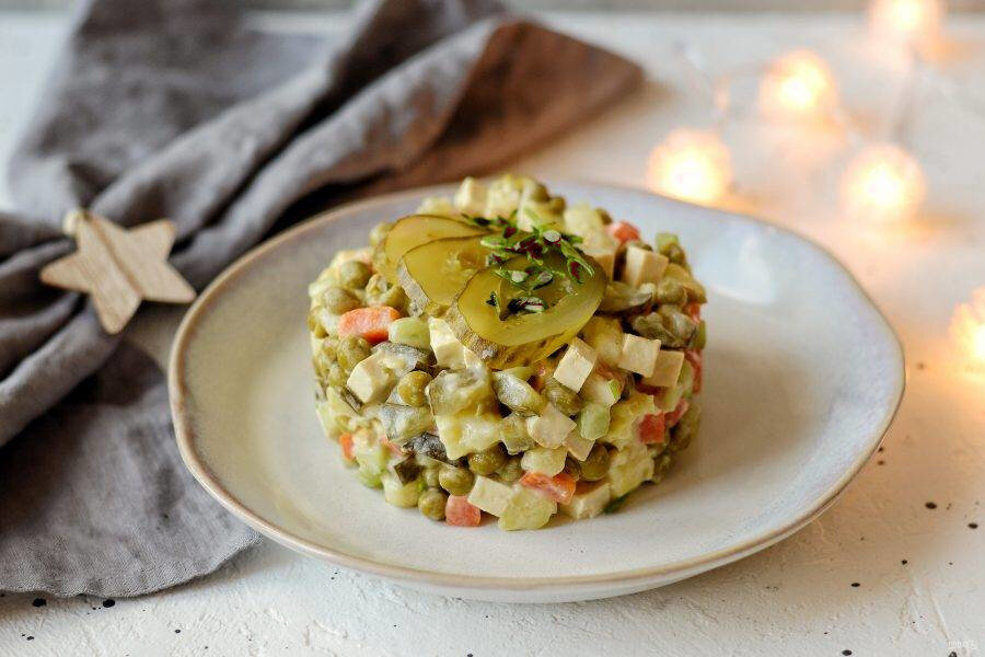 Оливье салат с колбасой и солеными огурцами. Салат Оливье. Вегетарианский Оливье. Салат Оливье без колбасы. Оливье без майонеза.