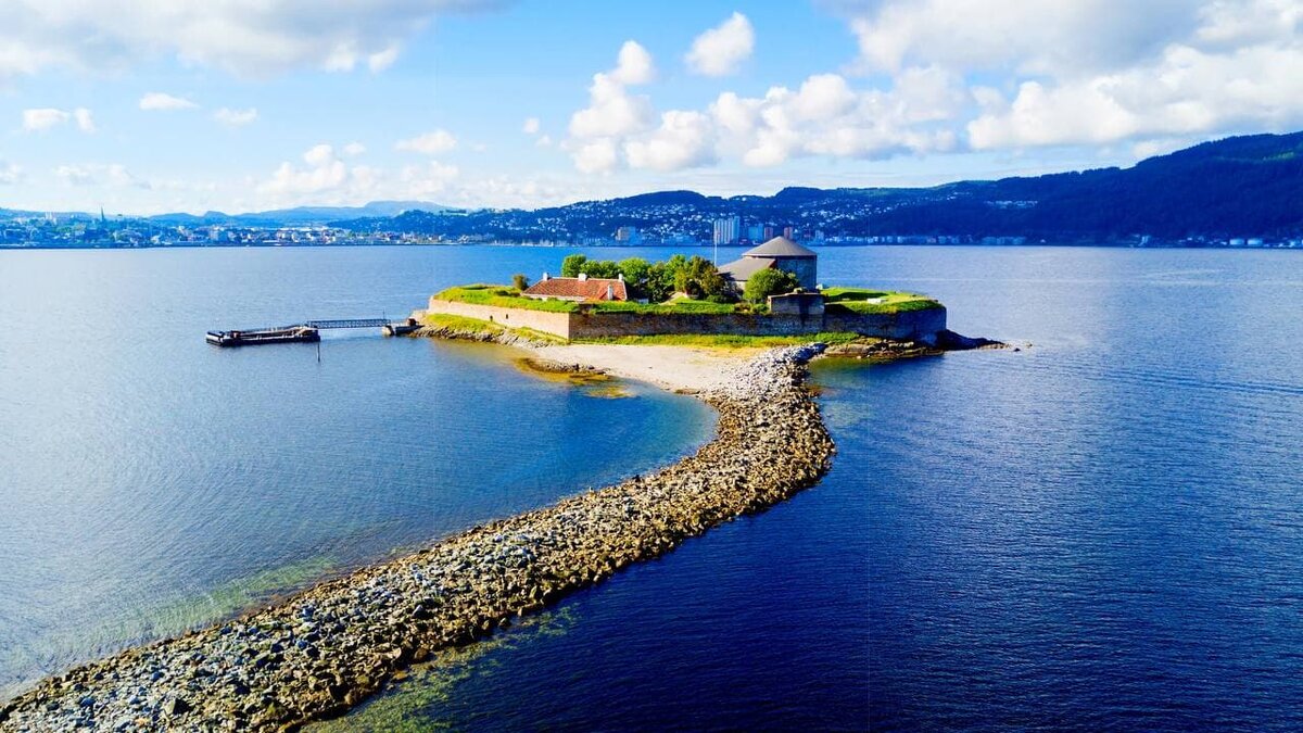 На острове Мункхолмен, расположенном в норвежском городе Тронхейм, находится самый старый монастырь страны, который во времена датского правления был неприступным острогом.