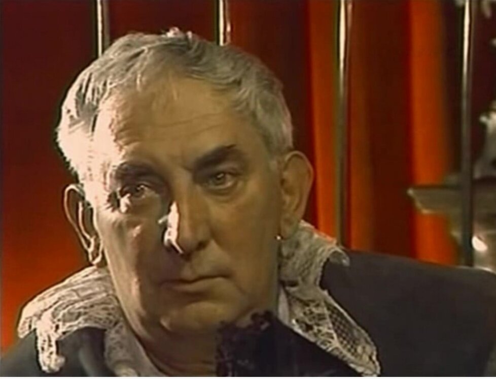 Кадр из фильма "Мастер и Маргарита"(режиссёр Мацей Войтышко 1988 год, Польша). Густав Холоубек в роли Воланда. 