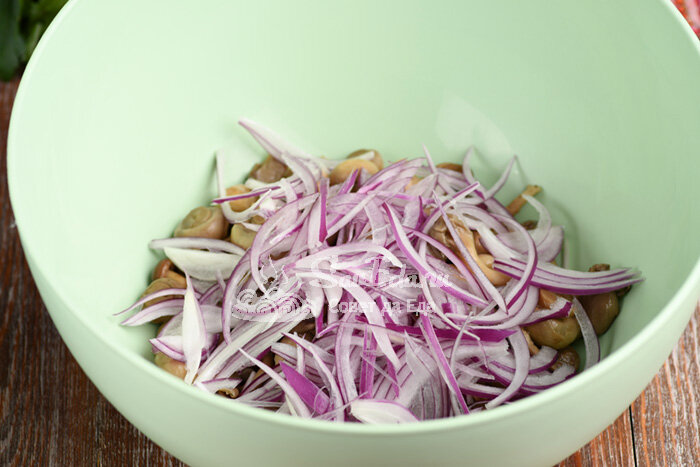 Салат с маринованными опятами: разнообразные рецепты с курицей, ветчиной и картофелем