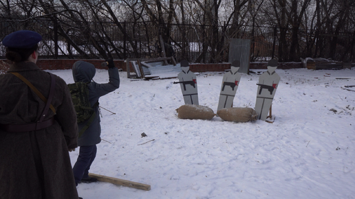 В Москве, во время игровой экскурсии на Крутицком подворье дети учатся метать гранаты