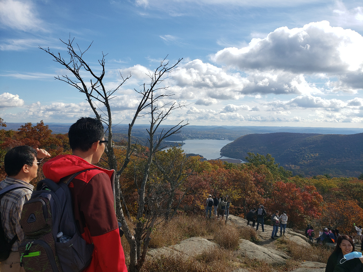 Вершина Медвежьей горы в Аппалачах. Забраться туда было нелегко. Можно доехать и на авто, но весь кайф в том, чтобы идти к вершине. Посмотрите, сколько нас таких энтузиастов. Фото автора.