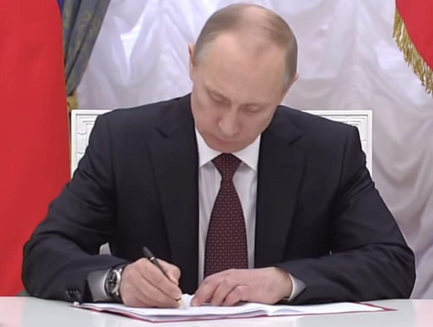 президент подписывает закон "об отмене обязательного технического осмотра автотранспортных средств"