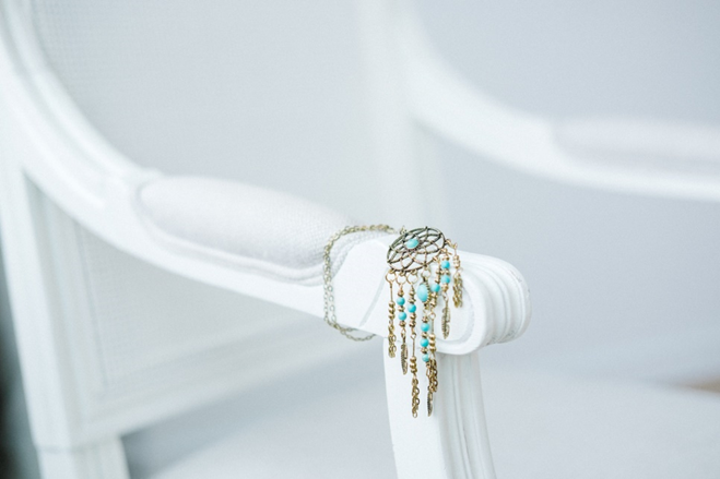 https://burst.shopify.com/photos/dreamcatcher-pendant-necklace?q=turquoise