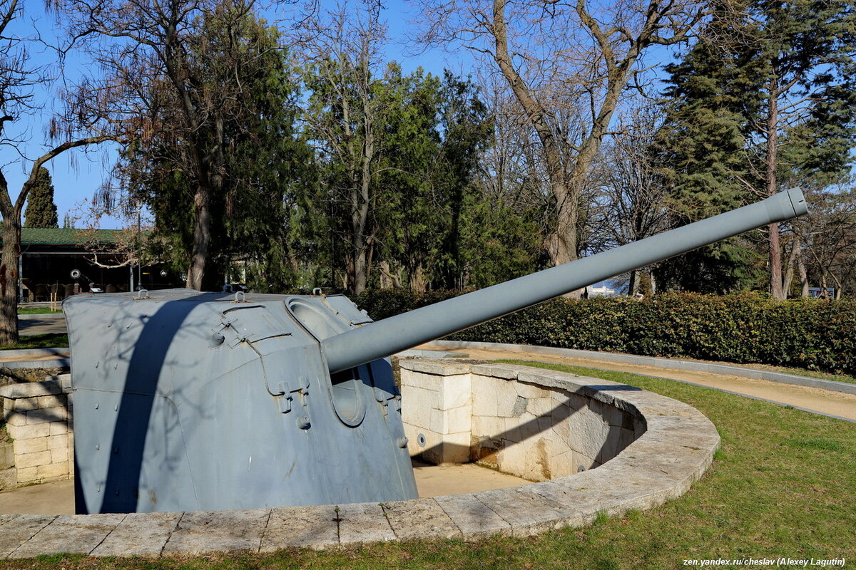 Орудие №2 располагается ближе к главному входу на Малахов курган.
