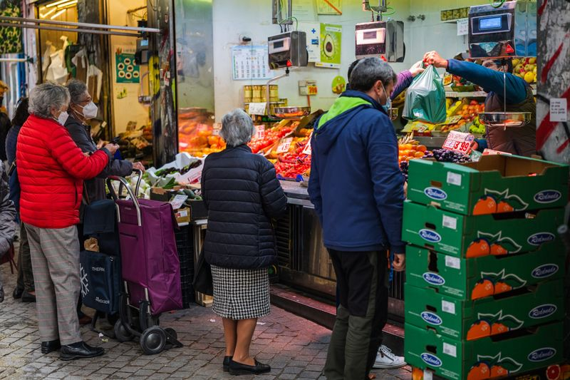 Покупатели у прилавка со свежими продуктами на рынке в Мадриде. Фото: Эмилио Парра Дойстуа/Bloomberg.