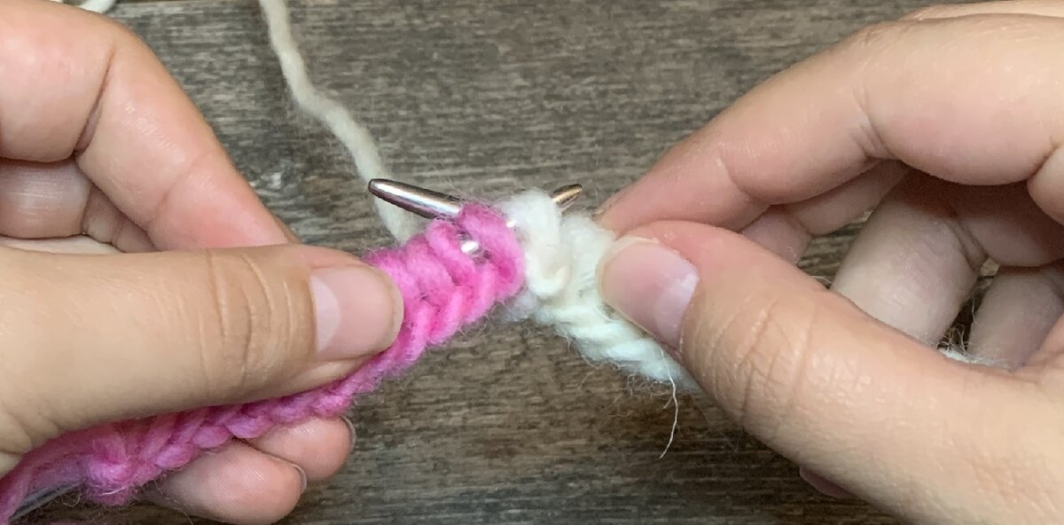 шаг 2. Перенесите с правой спицы крайнюю на спице петлю на левую спицу