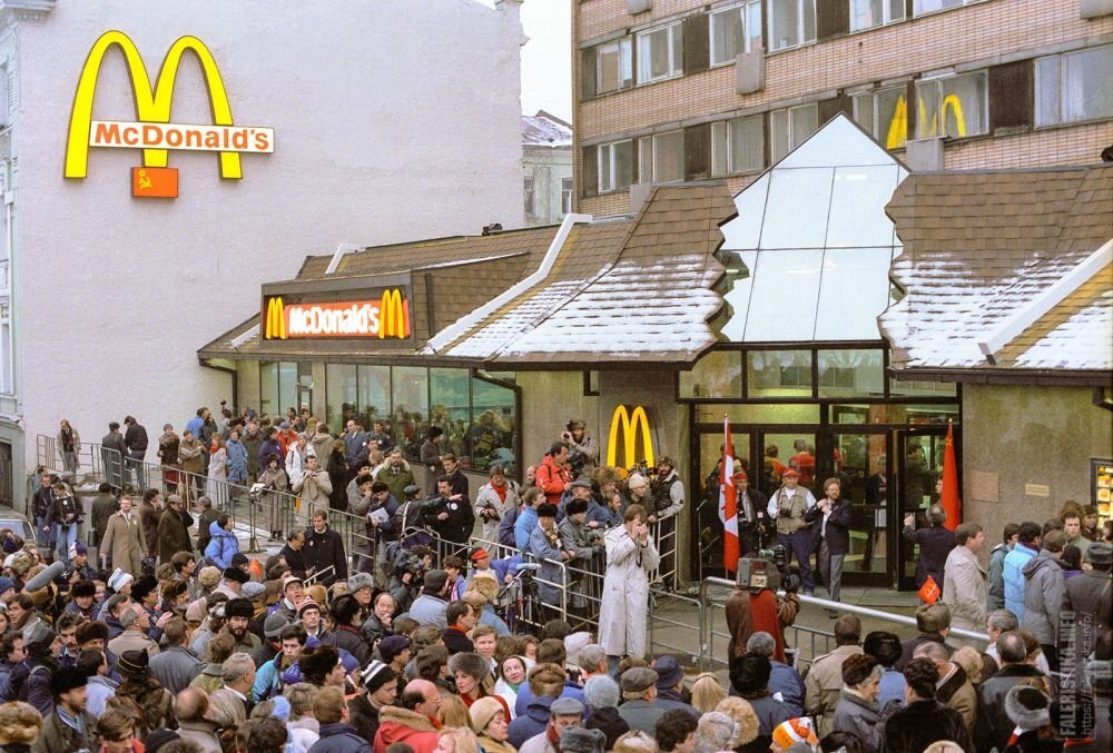 Очередь в Макдональдс, Москва, 1990 год. Источник: img-fotki.yandex.ru