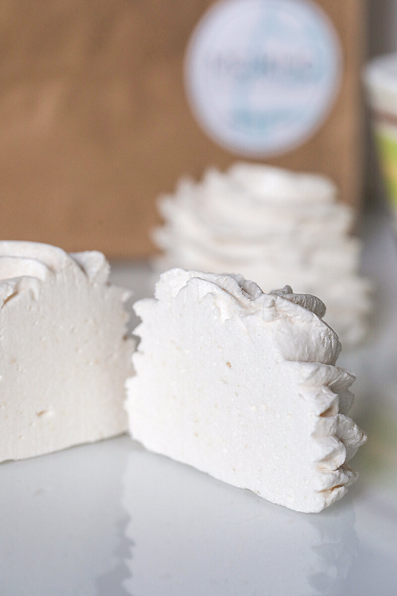 
Сегодня Диеты "БЕЗ ГЛЮТЕНА" стали открытием последних лет. Кому на самом деле нельзя употреблять ГЛЮТЕН, как он влияет на организм — разбираем в этой статье.

🤓Необходимо разделять вред продуктов с содержанием глютена и вред самого глютена. Продукты из разряда "Хлеб" и "Выпечка" вызывают набор лишнего веса, поэтому отказ от углеводов полезен для похудения💪🏻
☝🏻С другой стороны, иммунитет 1% людей воспринимает это вещество как аллерген, заставляя организм с ним бороться.
🔸повреждается желудок
🔸нарушаются функции кишечника
🔸понижается уровень усвоения нутриентов
🔸ухудшается состояние кожи и внутренних покровов
🧐Если у человека выявлена аллергия на глютен (болезнь под названием ЦЕЛИАКИЯ) необходимо соблюдать строгую безглютеновую диету.
🤔Кроме этого, отказ от клейковины становится все более популярным методом правильного питания даже для тех людей, кто не страдает от целиакции.
💫😲К диетам, ограничивающим употребление содержащих глютен продуктов относятся как палео диета, так и кето диета и любые безуглеводные диеты. По сути, исключение углеводов из рациона означает исключение продуктов, содержащих глютен🌾
❌Косвенный вред глютена заключается в том, что он провоцирует брожение и формирует привычку к ощущению “полного желудка” после еды. Кроме этого, содержащие глютен продукты питания впитывают влагу и существенно увеличивают свой объем во время переваривания❌
❗️НАПОМИНАЕМ❗️
☝🏻Только ваш организм может подсказать, от каких продуктов стоит отказаться. Важно прислушиваться к своим индивидуальным реакциям, а не к моде. При отсутствии соответствующего заболевания, менять свой рацион и отказываться от глютена опрометчиво☝🏻