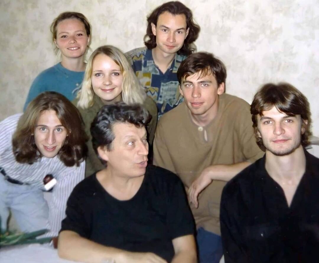 Актер Оскар Кучера со своими однокурсниками по ГИТИСу, 1995 год. Источник фото: Instagram*