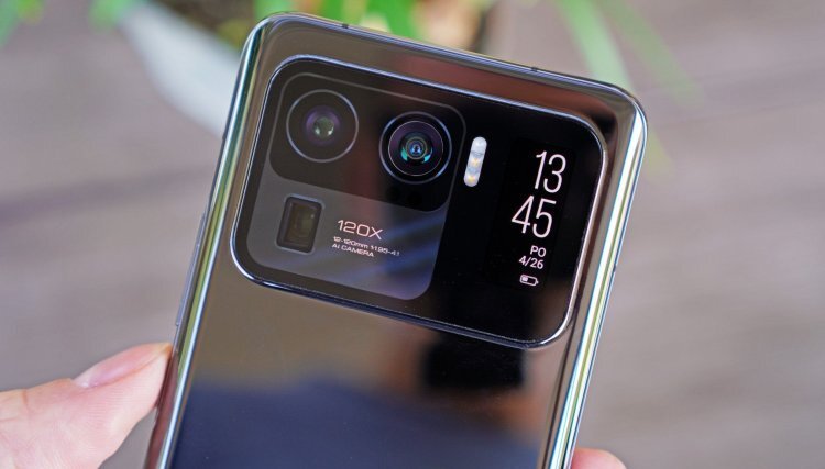 В смартфонах Xiaomi часто можно встретить необычные дизайнерские решения, например экран рядом с основной камерой