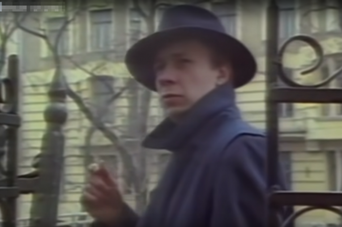    Актер Юрий Оленников в роли бухгалтера в клипе группы «Комбинация».