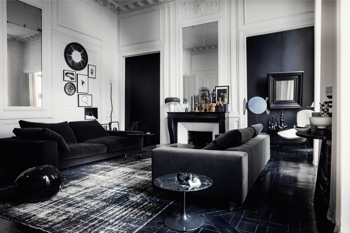 Черно-белая квартира в старинном доме Парижа