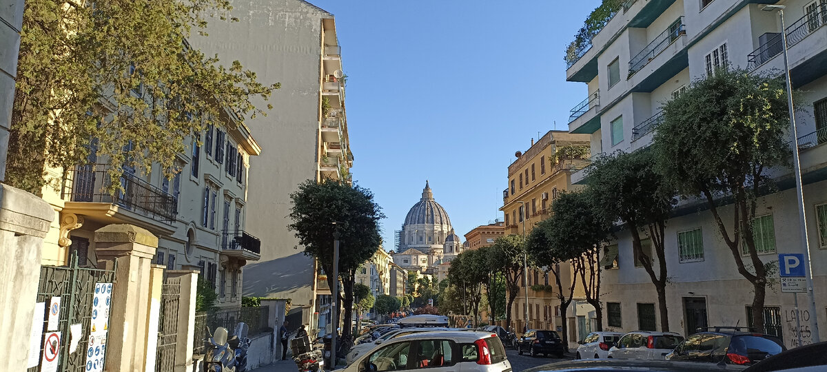 К Ватикану шли от станции электрички - 10 минут медленным шагом