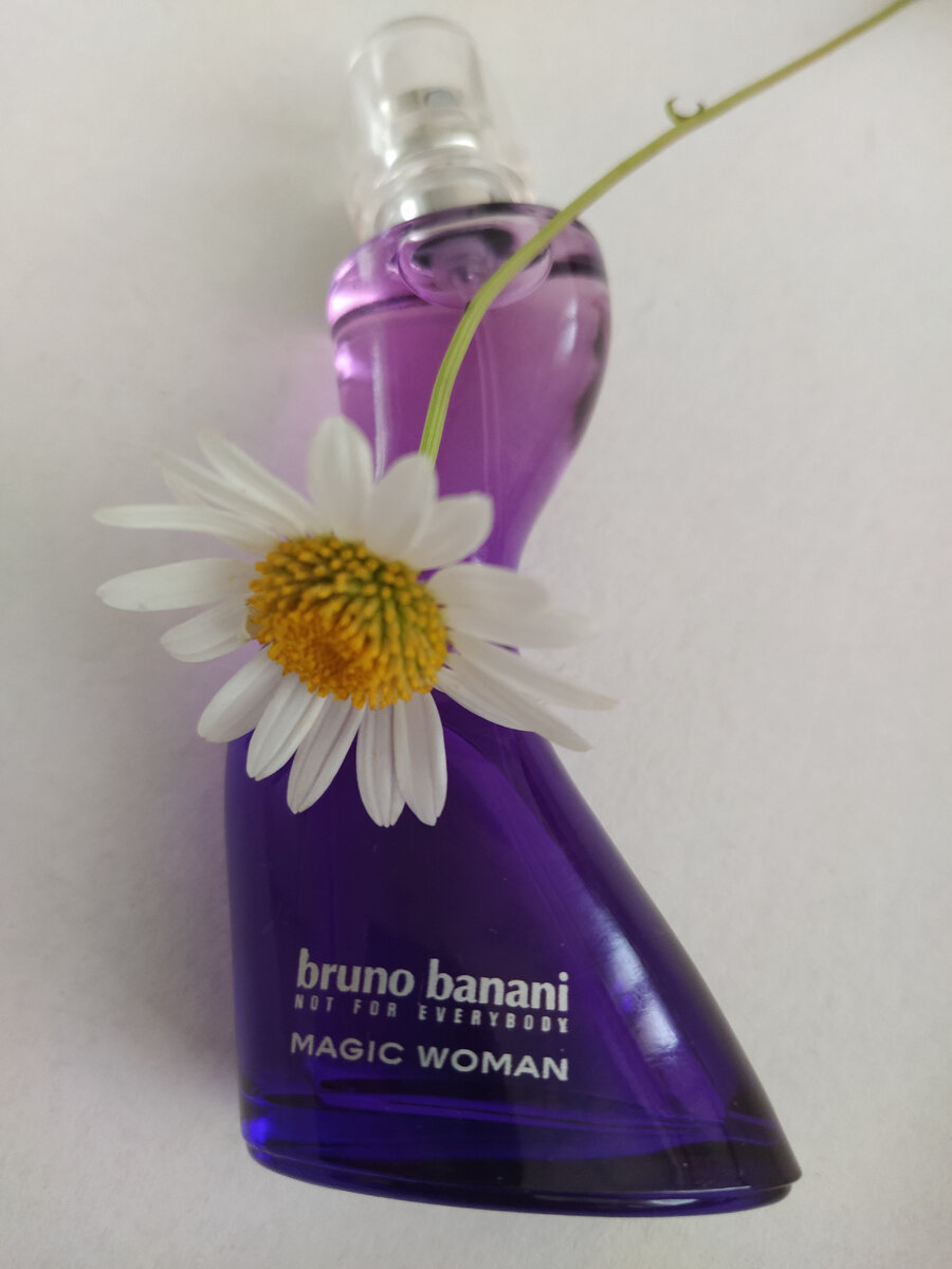 Magic Woman Bruno Banani — это аромат для женщин, он принадлежит к группе цветочные фруктовые. Magic Woman выпущен в 2009 году. Верхние ноты: Маракуйя, Красные ягоды, Дыня и Фиалка; средние ноты: Клубника и Ландыш; базовые ноты: Мускус и Сандал.