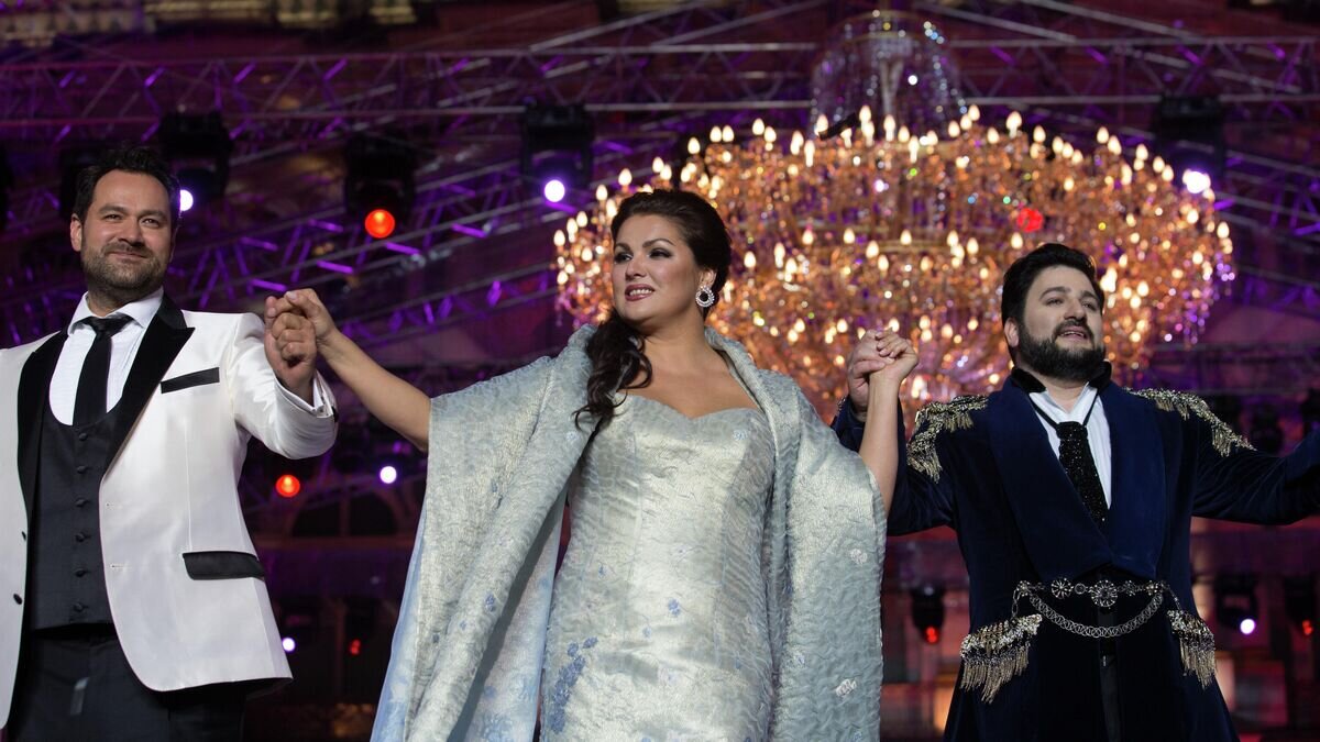     Солист Мариинского театра Ильдар Абдразаков, оперная певица Анна Нетребко и солист Большого театра России Юсиф Эйвазов выступают на гала-концерте "Классика на Дворцовой" в Санкт-Петербурге © РИА Новости / Игорь Руссак