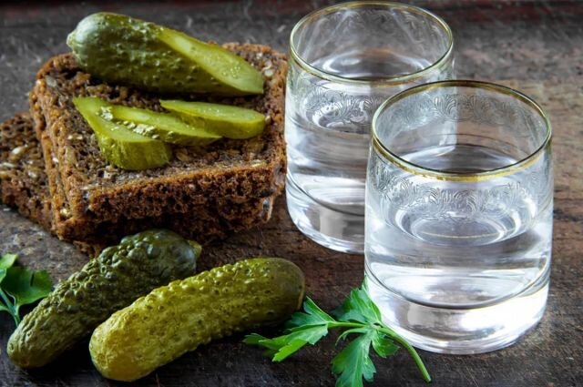 Соленая закуска к водке - это не просто так.