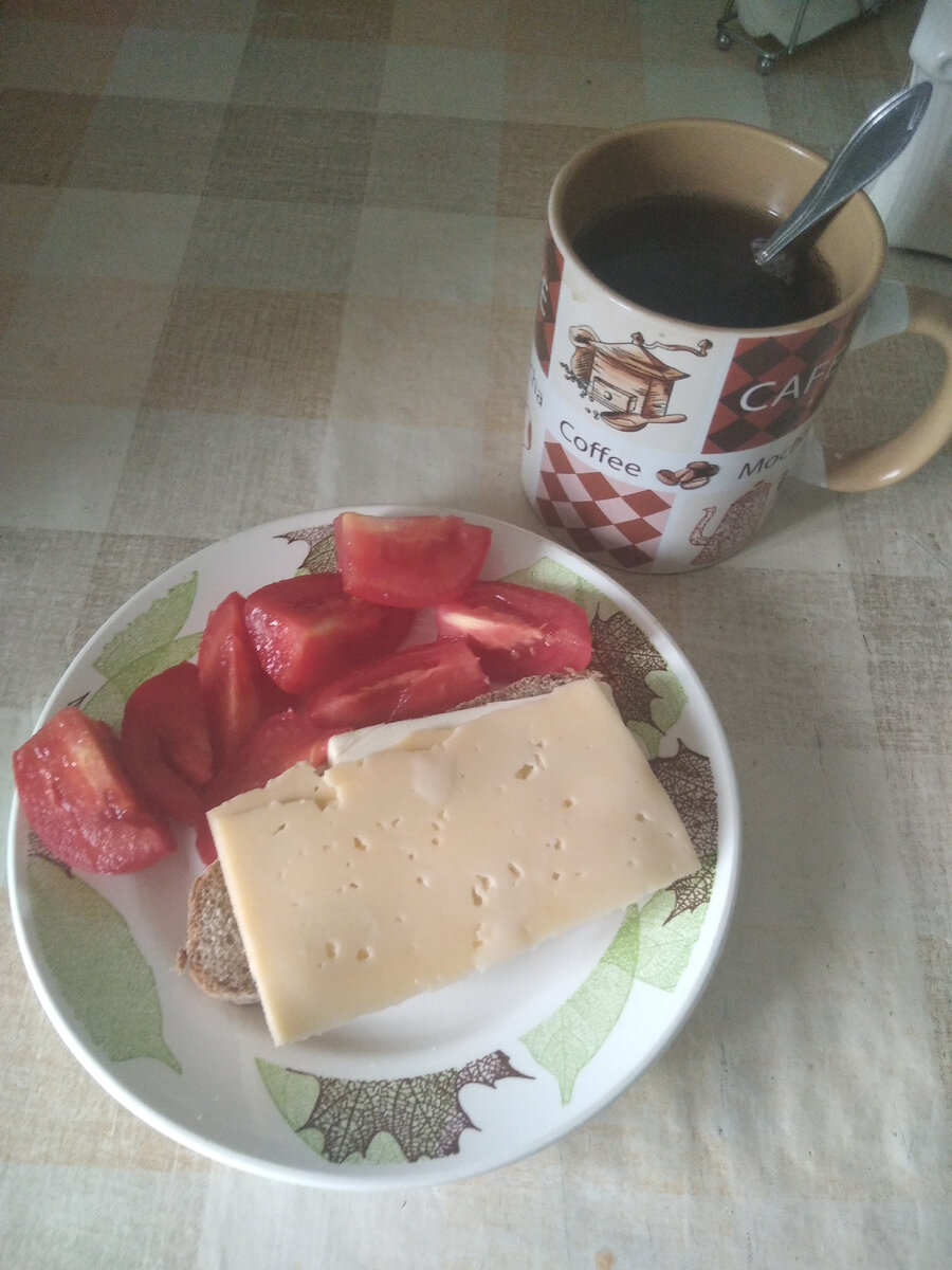 На завтрак бутерброд с сыром и маслом, помидор,чай
