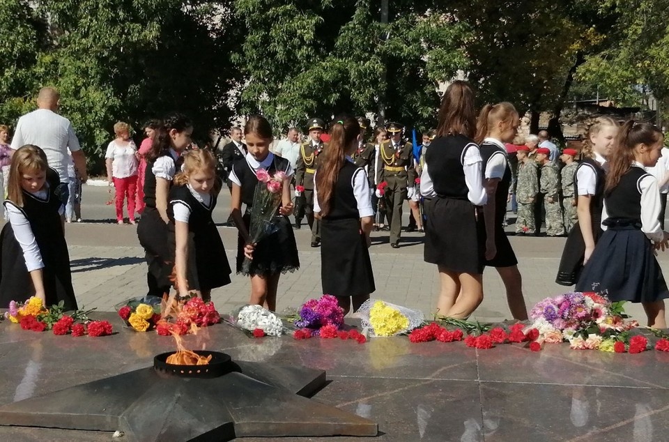    С утра к памятным мемориалам возложат цветы.