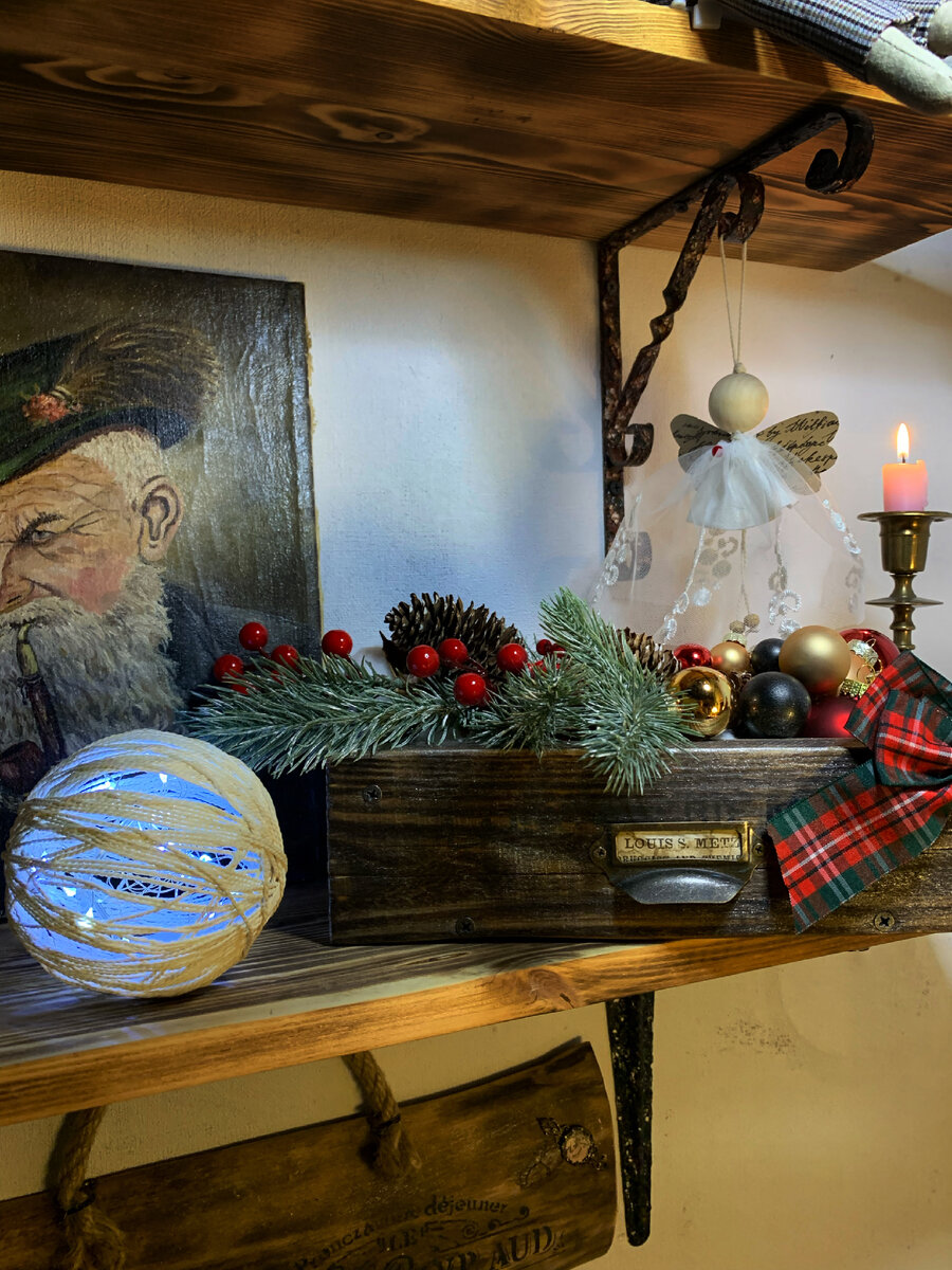 Все сделано своими руками, кроме картины и подсвечника. Они антикварные. 