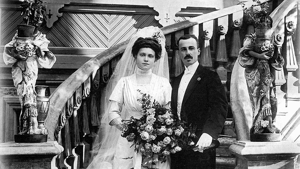 1 января 1927 года вступил в силу новый советский Кодекс законов о браке, семье и опеке, который не только максимально отличался от царского регламента вступления в брак, но и выступал в качестве...-2