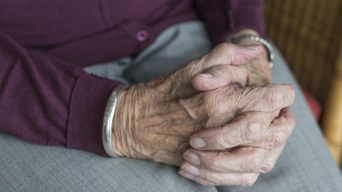    Дедушка сидит, сложив руки:pixabay.com