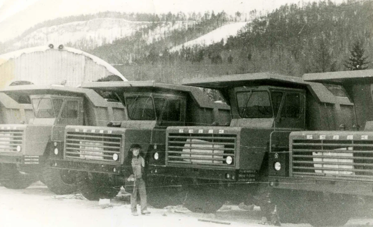 Фото автора с Яндекса. БелАЗ выстроились в ряд. Усть-Кут. Перед выходом на зимник.